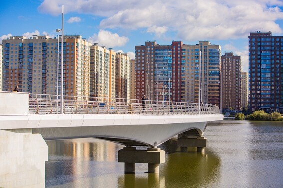 Стеклопластик или металл: где вы реально экономите на 5–20 лет